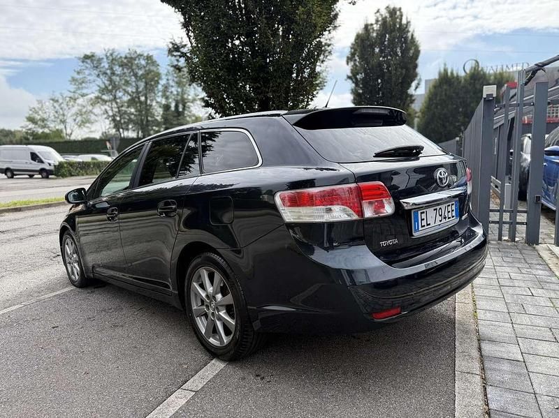 Usata Toyota Avensis Plus 126 CV (92 kW) 2012 Blu/azzurro Station wagon