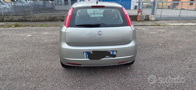 Usata 2007 Fiat Punto Tre volumi | 2000 € - Immagine 1/4