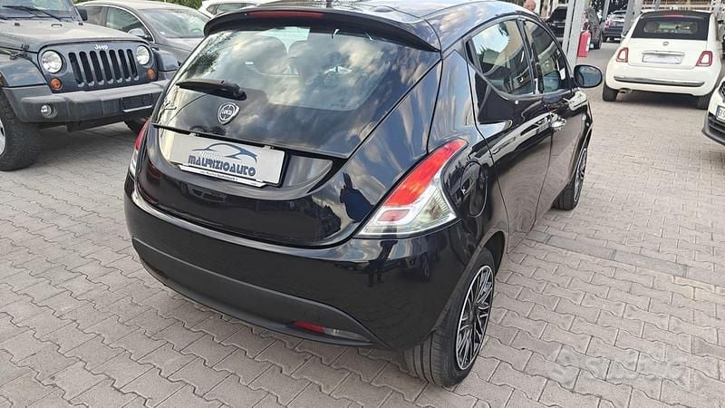 Usata Lancia Ypsilon Gold 95 CV (69 kW) 2013 Blu Utilitaria