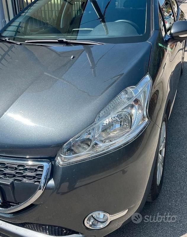 Usata Peugeot 208 Active 68 CV (50 kW) 2015 Grigio Utilitaria