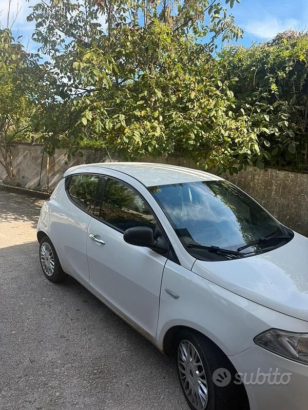 Usata Lancia Ypsilon Gold 69 CV (50 kW) 2017 Bianco Utilitaria