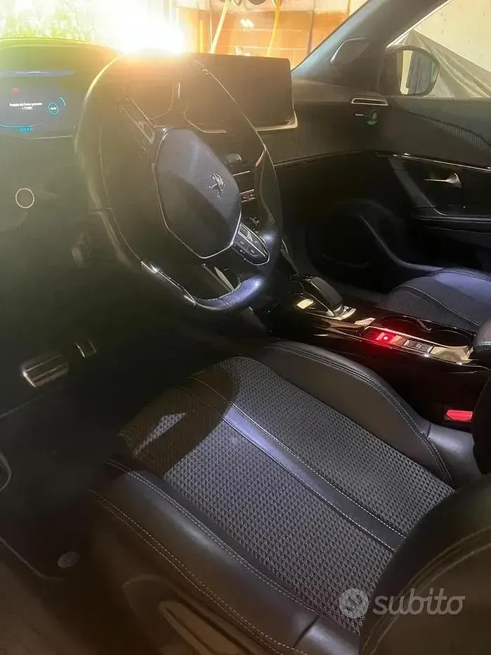 Usata Peugeot e-2008 GT-line 56 kW (77 CV) 2020 Arancione SUV