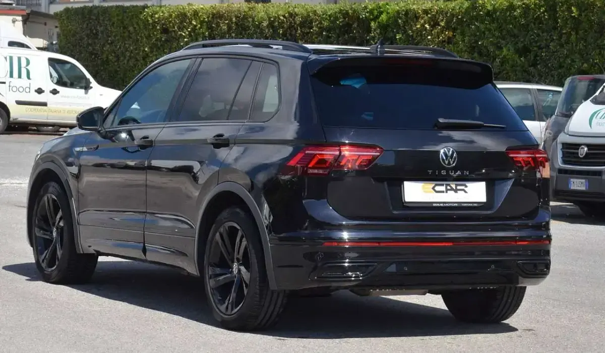 Usata VW Tiguan R-line 177 CV (130 kW) 2024 Nero SUV