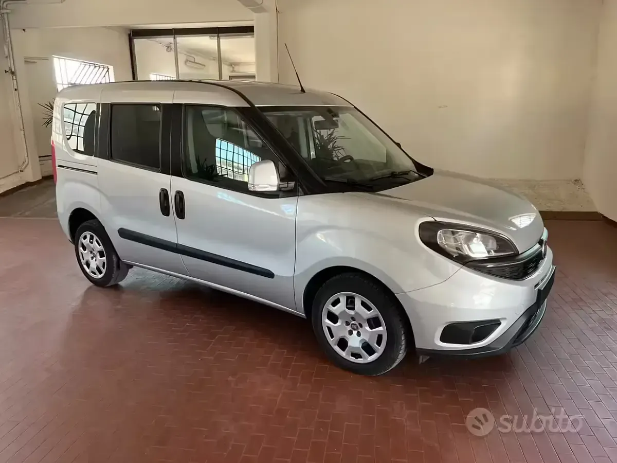 Usata Fiat Doblò 120 CV (88 kW) 2023 Grigio Monovolume