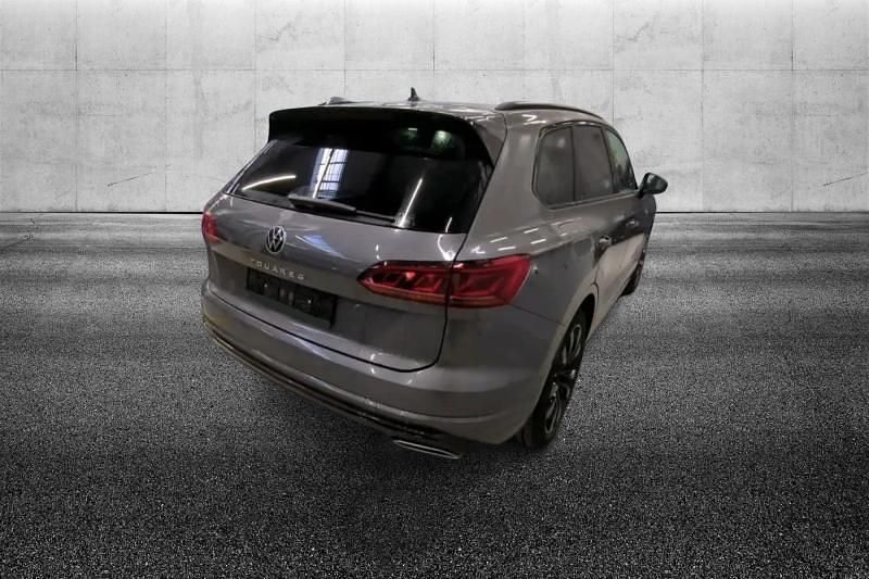 Usata VW Touareg R-line 286 CV (210 kW) 2023 Grigio metallizzato SUV