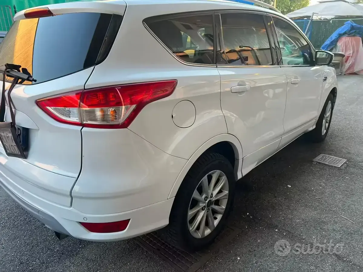 Usata Ford Kuga 120 CV (88 kW) 2016 Bianco SUV