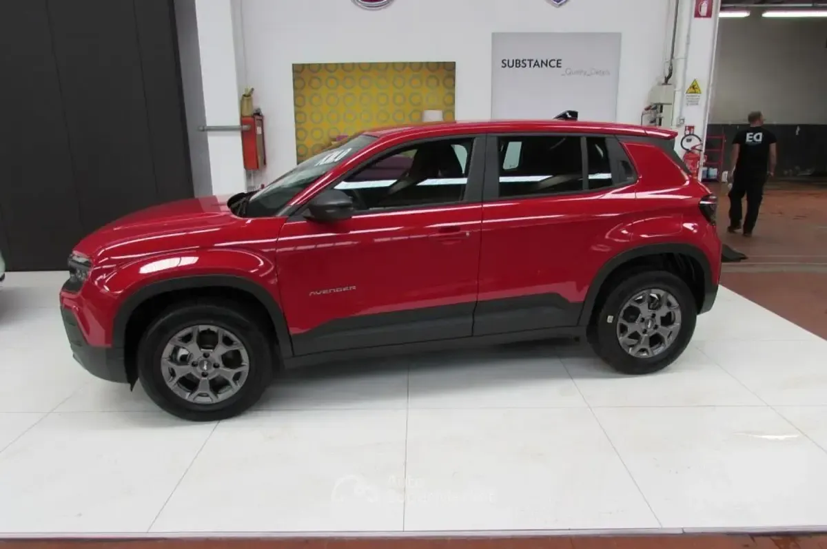 Ny Jeep Avenger Longitude 101 HK (74 kW) 2026 Röd SUV