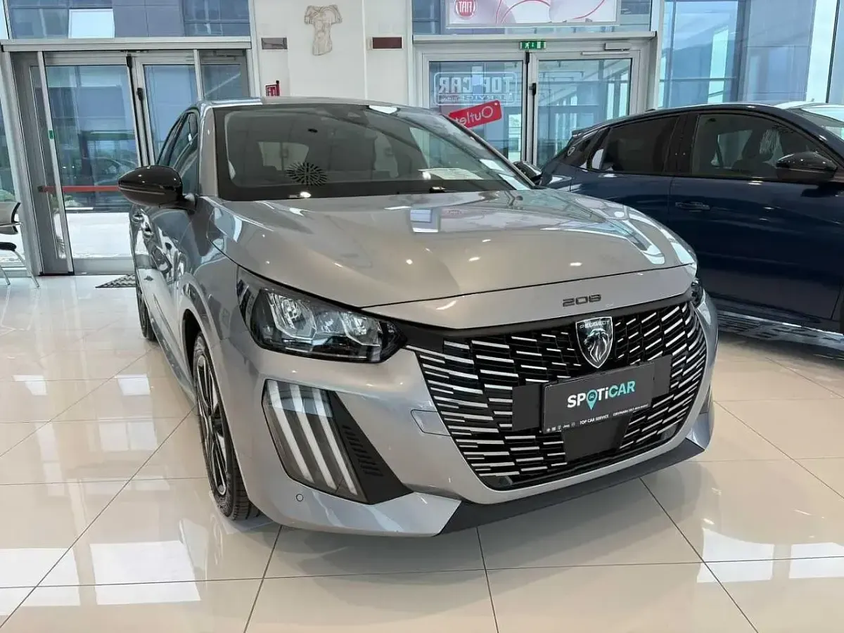 Usata Peugeot 208 Allure 101 CV (74 kW) 2025 Grigio Utilitaria