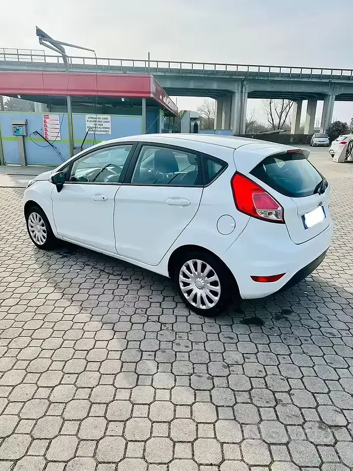 Usata Ford Fiesta 75 CV (55 kW) 2015 Bianco Utilitaria