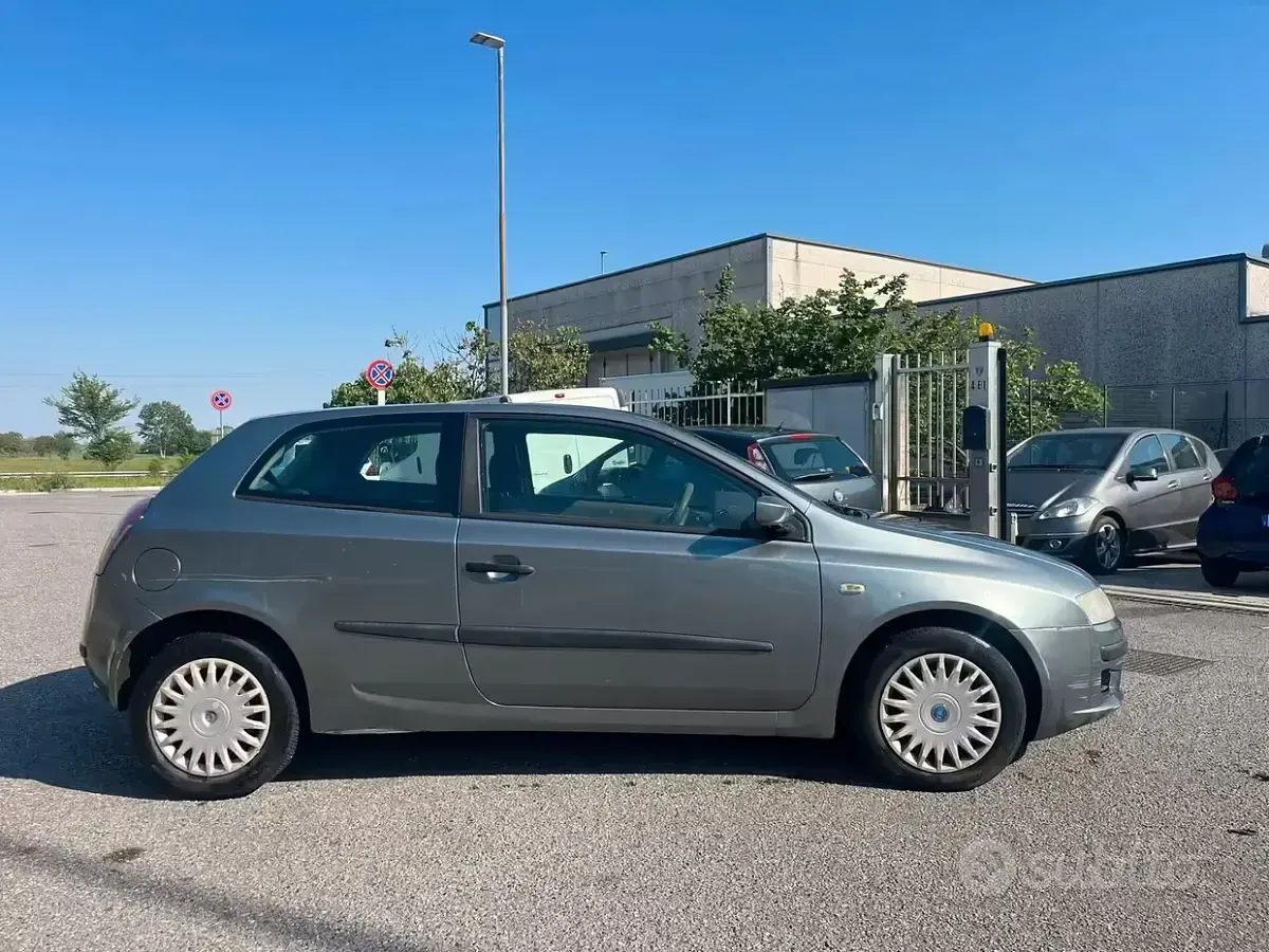 Usata Fiat Stilo 101 CV (74 kW) 2005 Grigio Berlina
