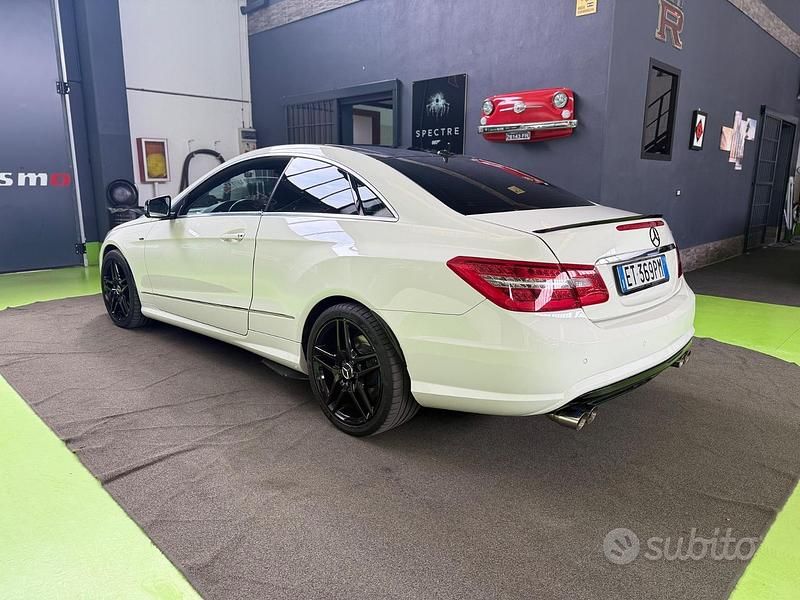Usado Mercedes E220 Premium 170 CV (125 kW) 2013 Blanco Coupe