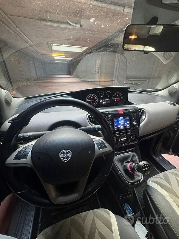 Usata Lancia Ypsilon 69 CV (50 kW) 2017 Grigio Utilitaria