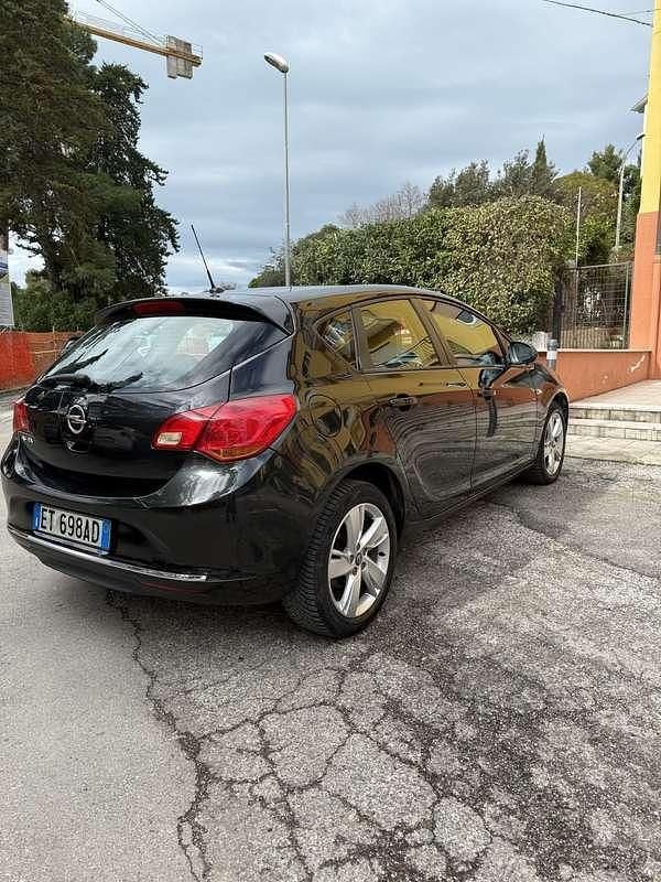 Usata Opel Astra 140 CV (102 kW) 2013 Nero Berlina
