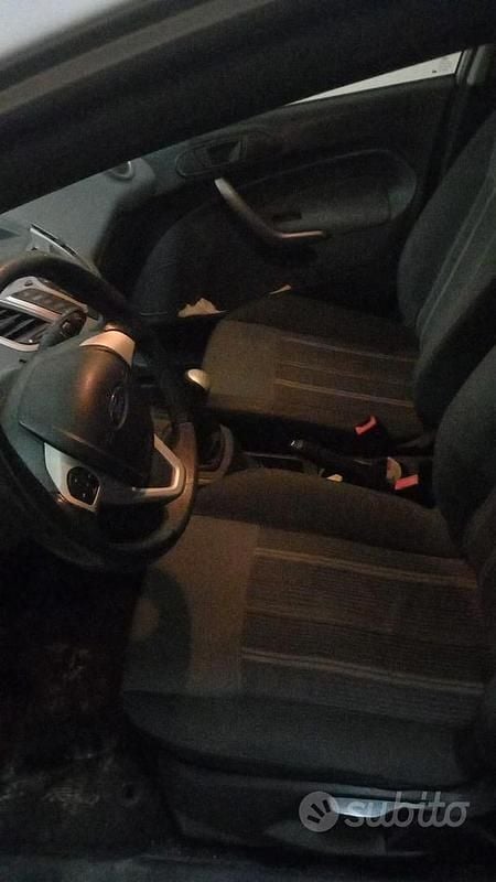 Usata Ford Fiesta 70 CV (51 kW) 2009 Grigio Utilitaria