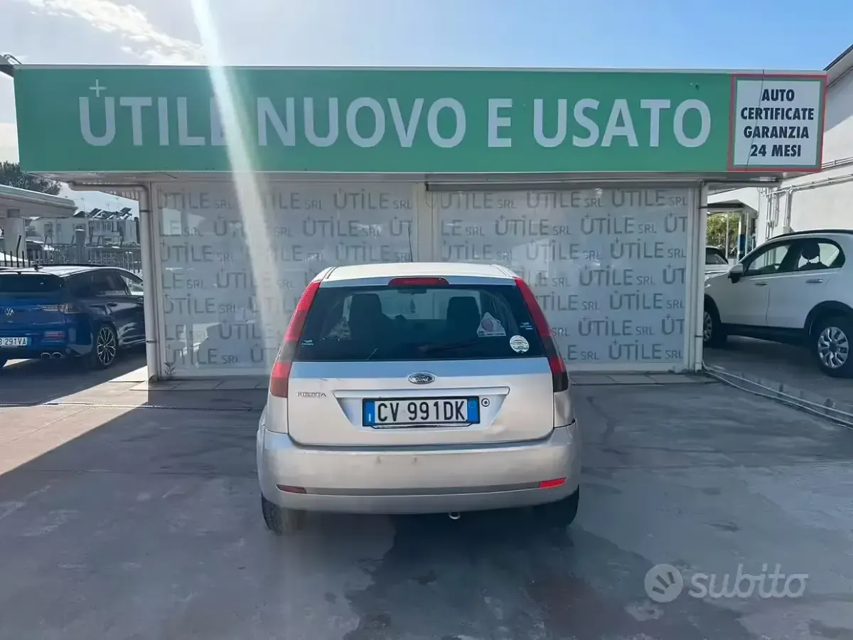 Usata Ford Fiesta Ghia 75 CV (55 kW) 2005 Grigio Utilitaria
