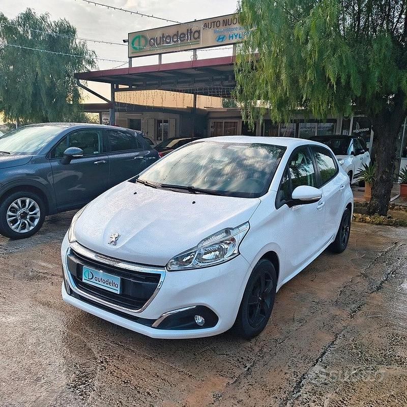 Usata Peugeot 208 Active 68 CV (50 kW) 2015 Bianco Utilitaria