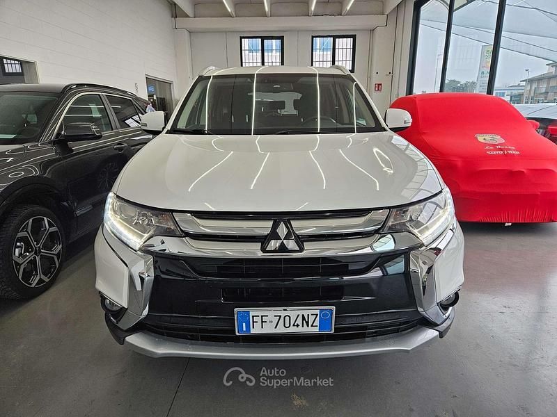 Usata Mitsubishi Outlander Instyle 150 CV (110 kW) 2016 Bianco perla SUV