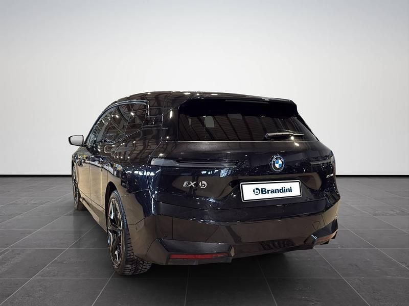 Usata BMW iX Comfort Edition 384 kW (523 CV) 2023 Black sapphire met. SUV