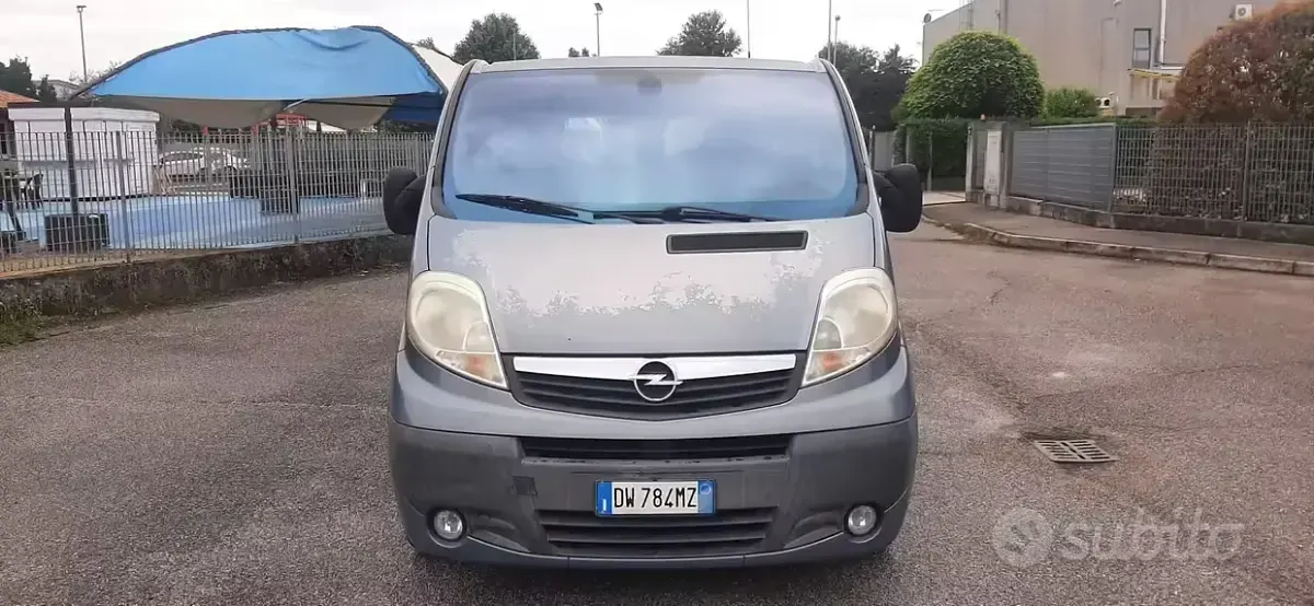 Usata Opel Vivaro 114 CV (83 kW) 2009 Grigio Monovolume