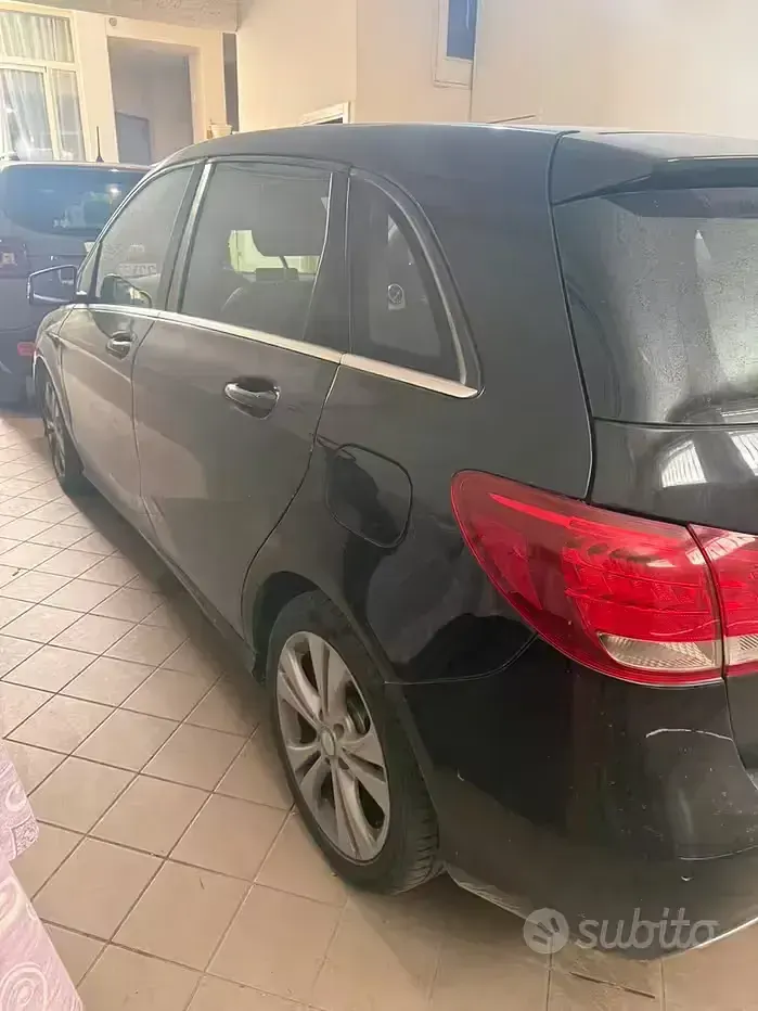 Usata Mercedes B180 109 CV (80 kW) 2015 Nero Utilitaria
