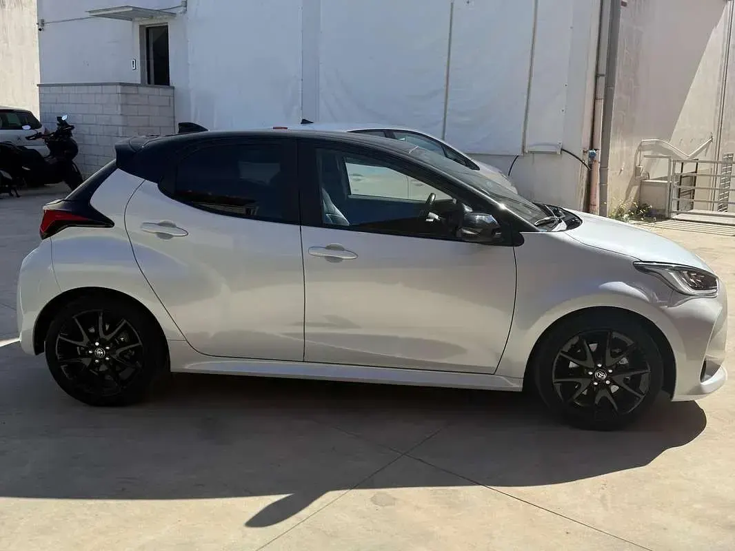 Usata Toyota Yaris Hybrid Style 92 CV (67 kW) 2022 Bianco Berlina
