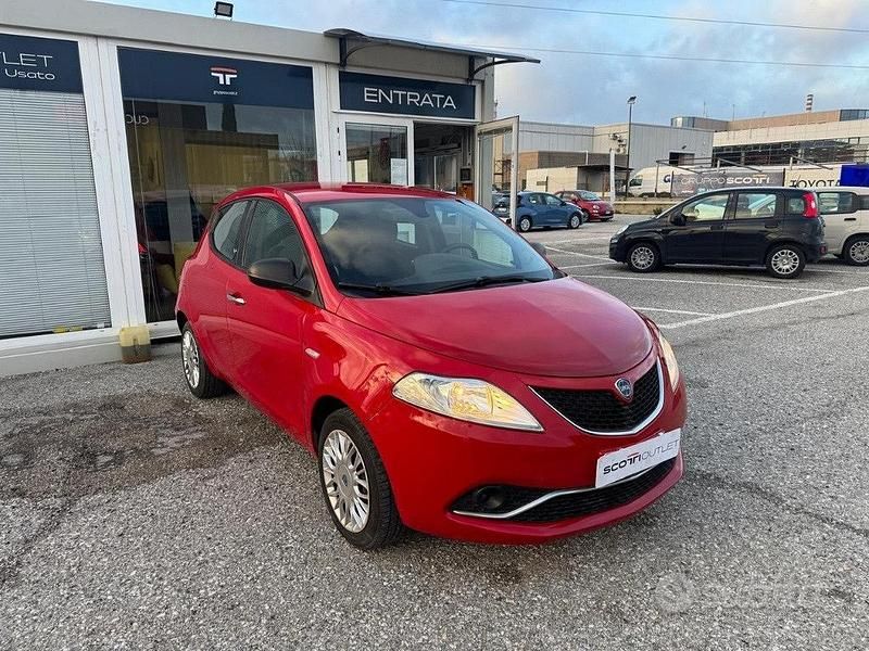 Usata Lancia Ypsilon Silver 69 CV (50 kW) 2016 Rosso Utilitaria