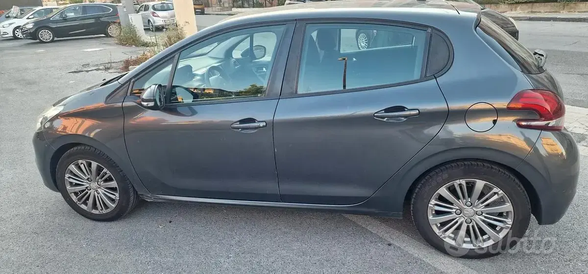 Usata Peugeot 208 Active 82 CV (60 kW) 2016 Grigio Utilitaria