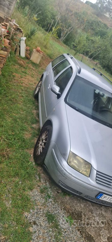 Usado VW Bora 101 CV (74 kW) 2004 Gris Berlina