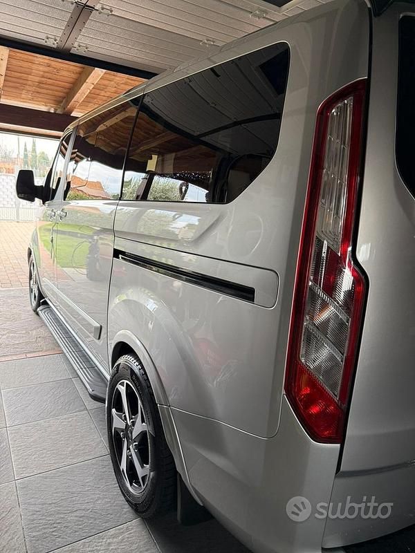 Usata Ford Tourneo Titanium 185 CV (136 kW) 2021 Grigio Monovolume