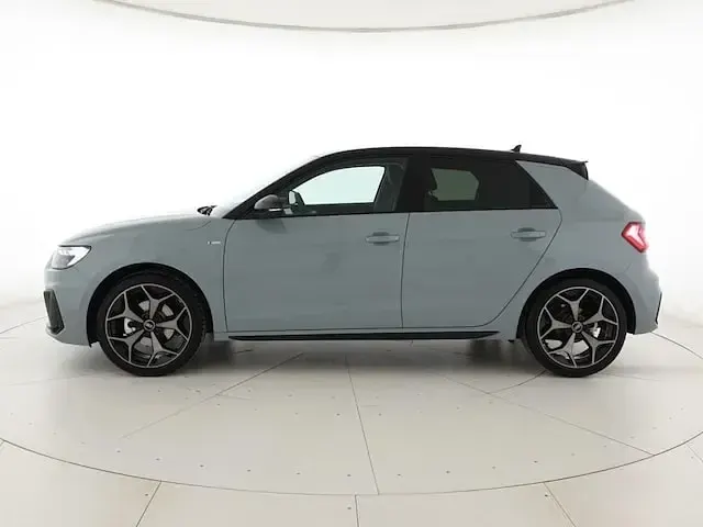 Nuova Audi A1 Sportback Ambiente 116 CV (85 kW) 2026 Grigio freccia perla nero mito metallizzato Utilitaria