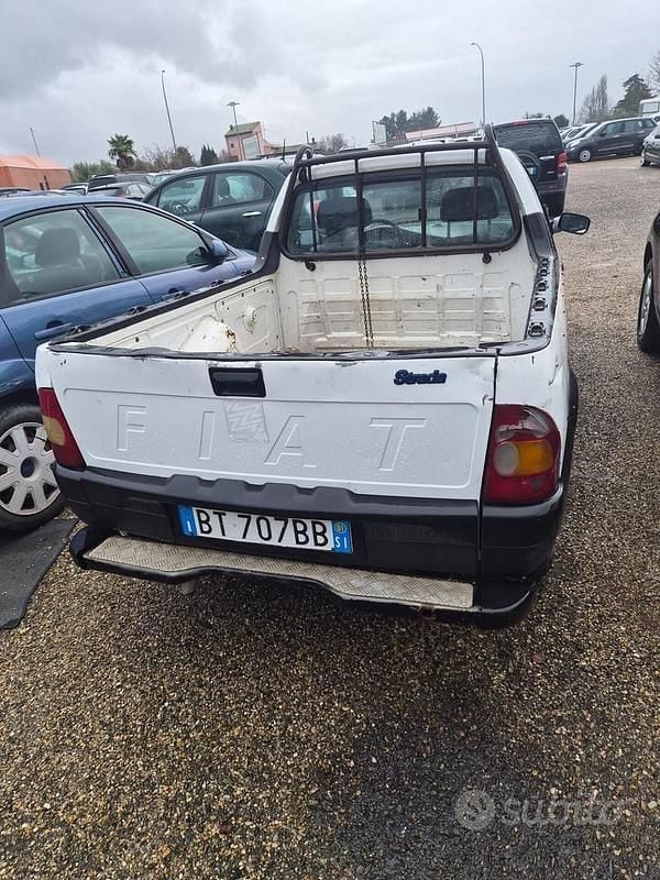 Usata Fiat Strada 62 CV (45 kW) 2002 Bianco Pick-up