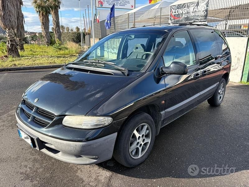 Usata Chrysler Voyager 143 CV (105 kW) 2001 Nero Monovolume