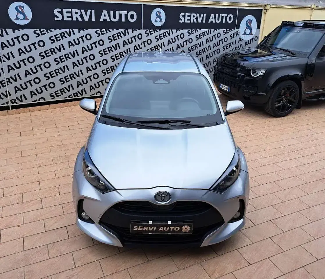 Usata Toyota Yaris Hybrid Active 116 CV (85 kW) 2024 Argento Berlina