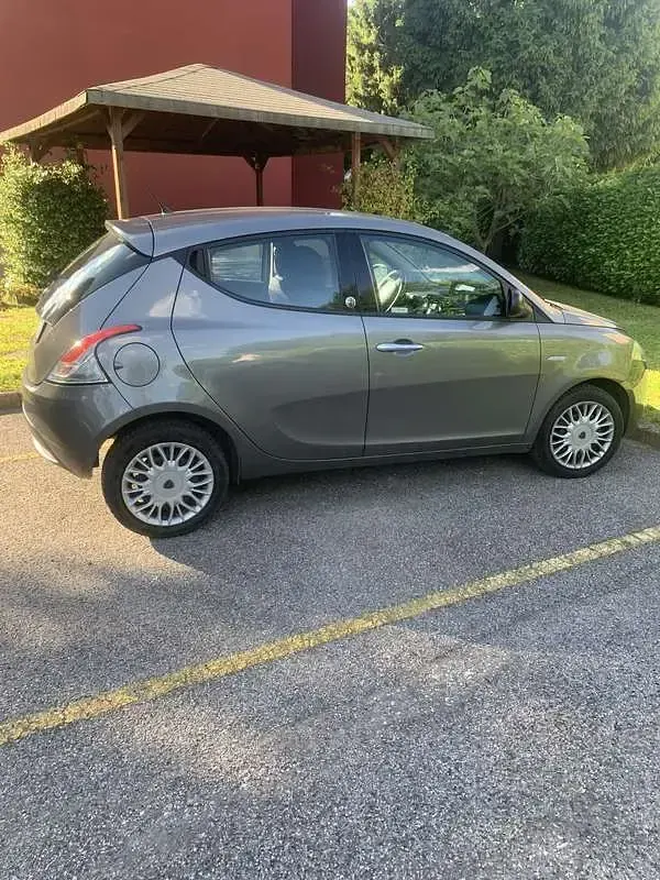 Usata Lancia Ypsilon Gold 69 CV (50 kW) 2017 Utilitaria