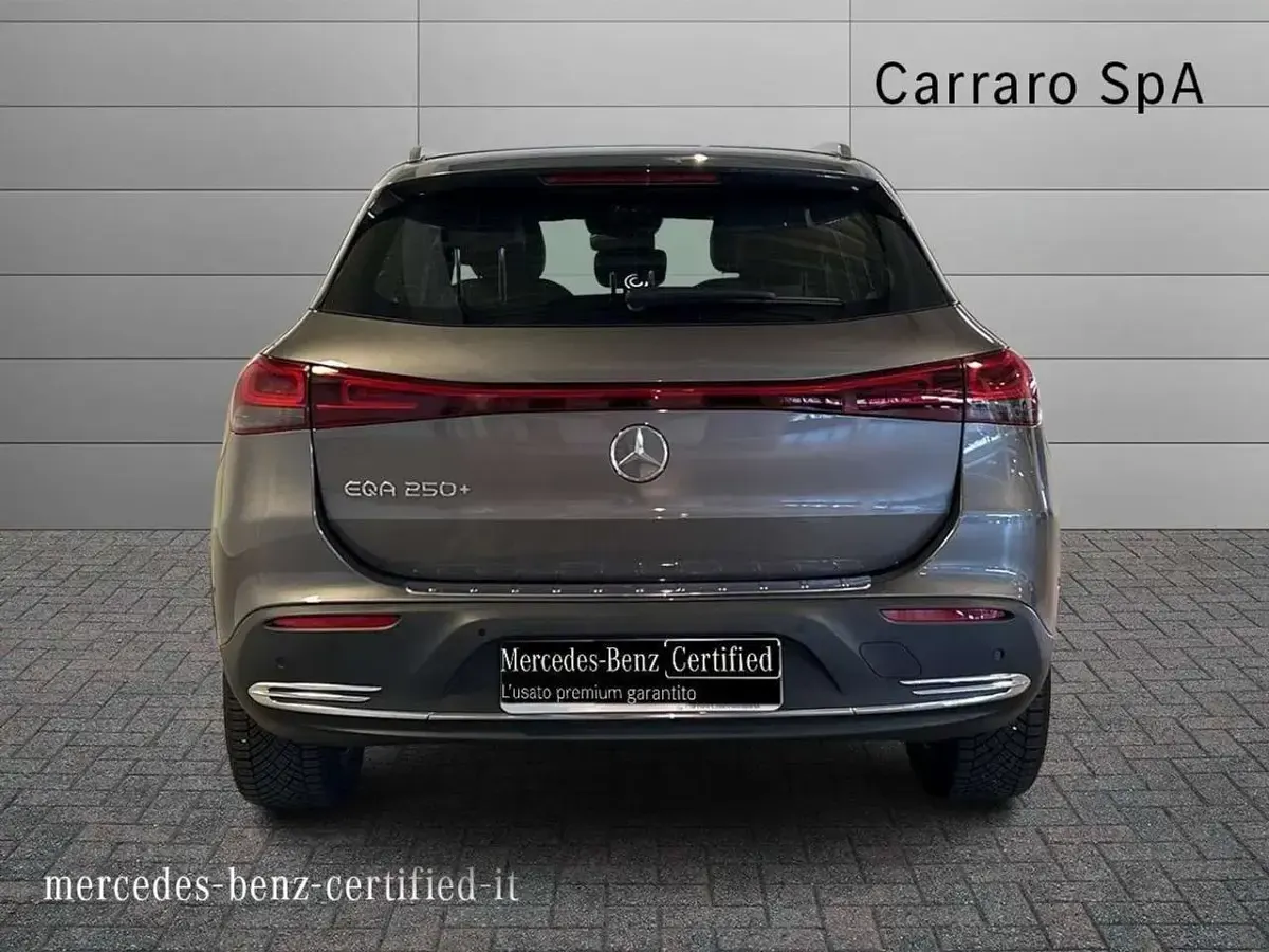 Usata Mercedes EQA250+ 94 kW (129 CV) 2023 Grigio montagna SUV