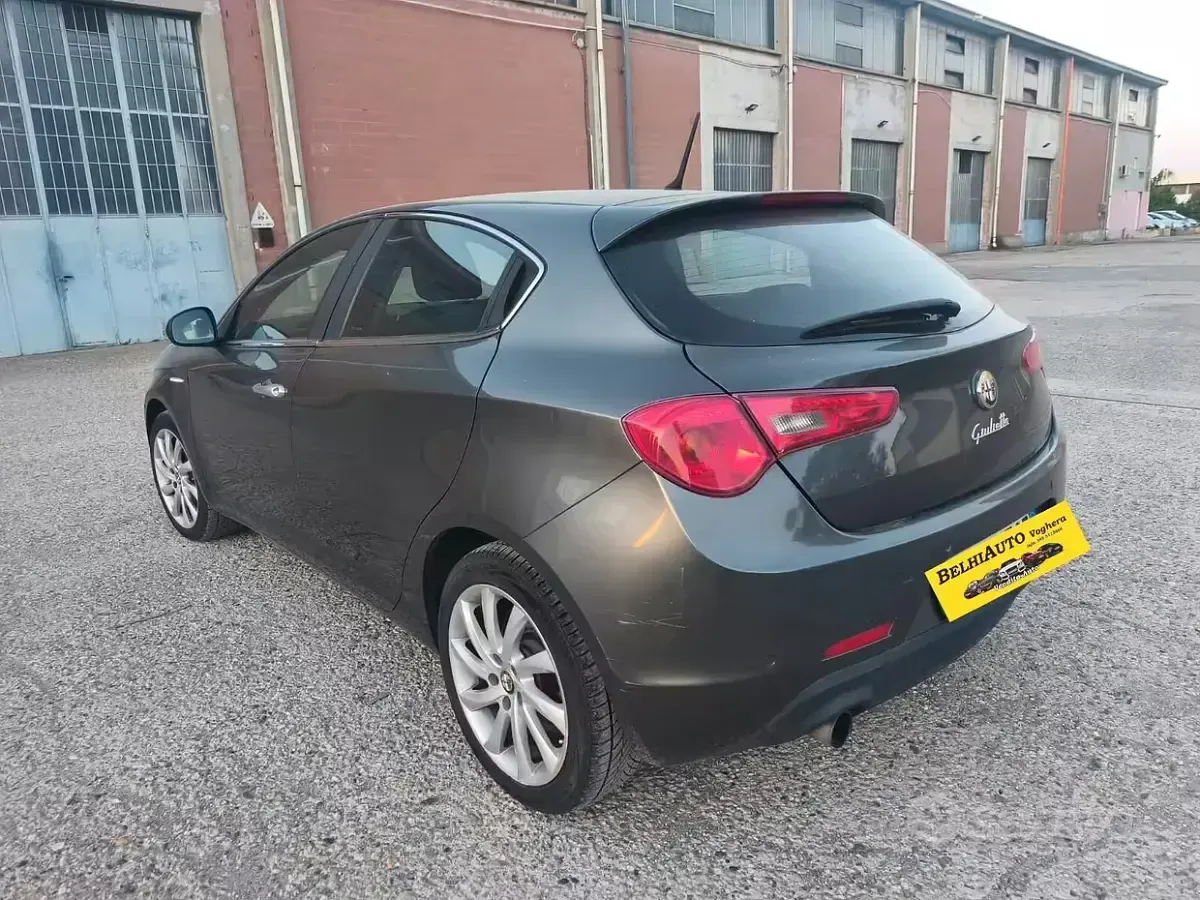 Usata Alfa Romeo Giulietta 120 CV (88 kW) 2012 Grigio Utilitaria