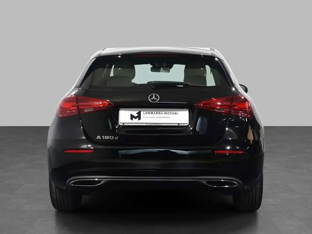 Usata Mercedes A180 AMG Line Premium Plus 116 CV (85 kW) 2023 Nero metallizzato Berlina