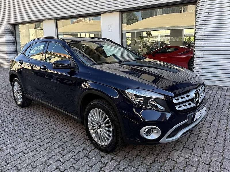 Usata Mercedes GLA180 109 CV (80 kW) 2017 Blu / metallizzato SUV