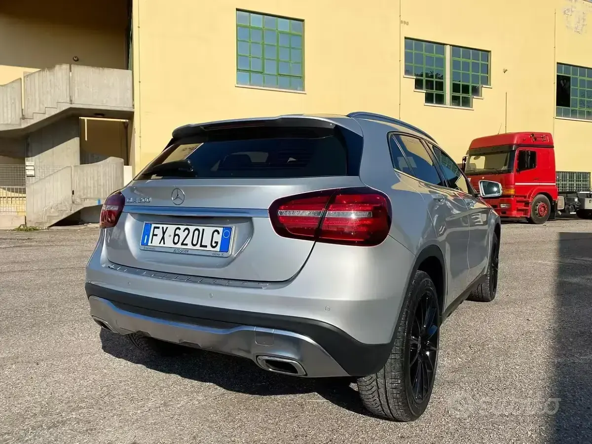 Usata Mercedes GLA200 Executive 156 CV (114 kW) 2019 Grigio SUV