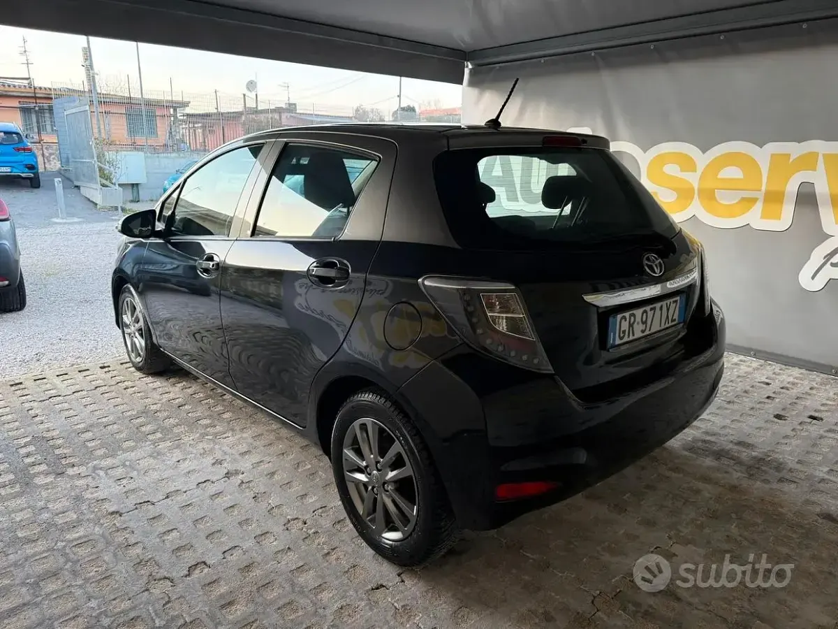 Usata Toyota Yaris Lounge 69 CV (50 kW) 2014 Other Utilitaria