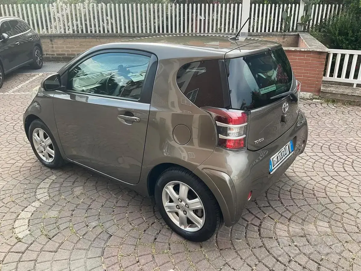Usata Toyota iQ 68 CV (50 kW) 2012 Marrone Utilitaria