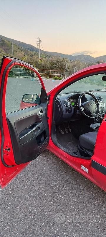 Usata Ford Fusion 68 CV (50 kW) 2007 Rosso Utilitaria