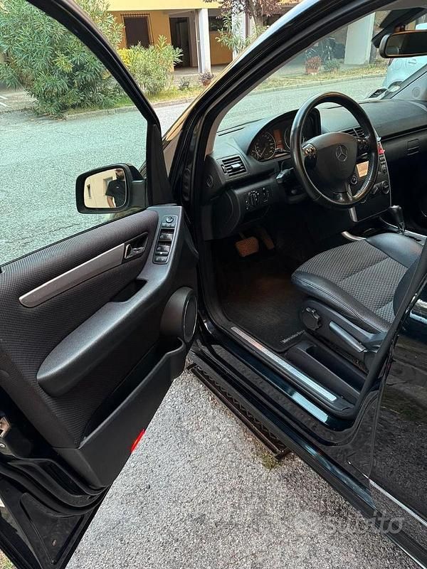 Usata Mercedes A180 109 CV (80 kW) 2011 Nero Berlina