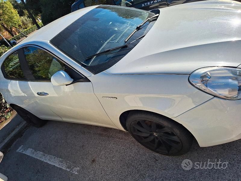 Bianco Usata 2011 Alfa Romeo Giulietta Tre volumi | 5800 € (Buon prezzo) - Immagine 1/3
