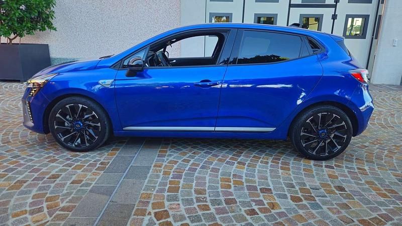 Blu/azzurro Usata 2023 Renault Clio V Tre volumi | 20.000 € (Molto cara) - Immagine 1/4