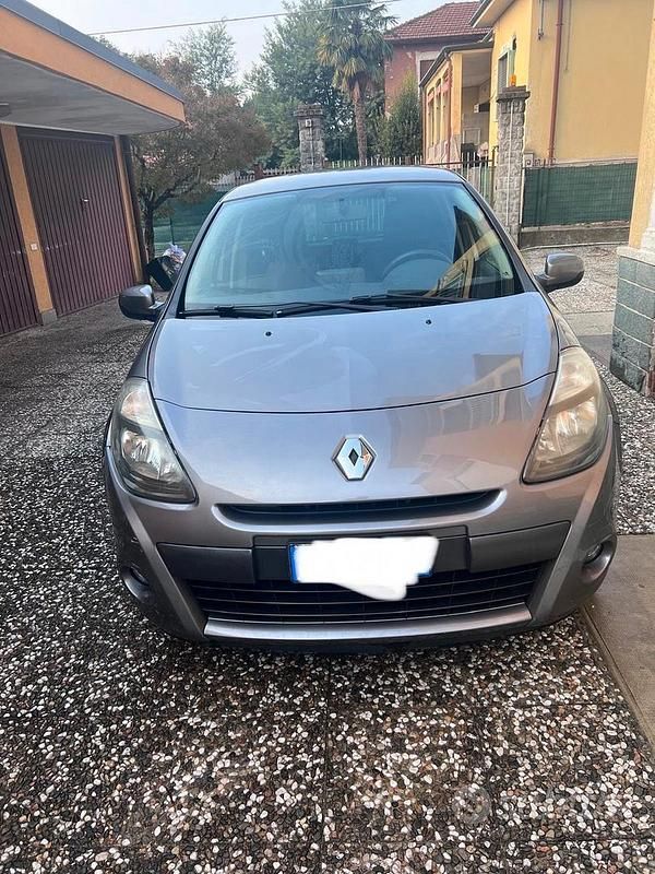 Grigio Usata 2010 Renault Clio II Tre volumi | 3200 € (Buon prezzo) - Immagine 1/4