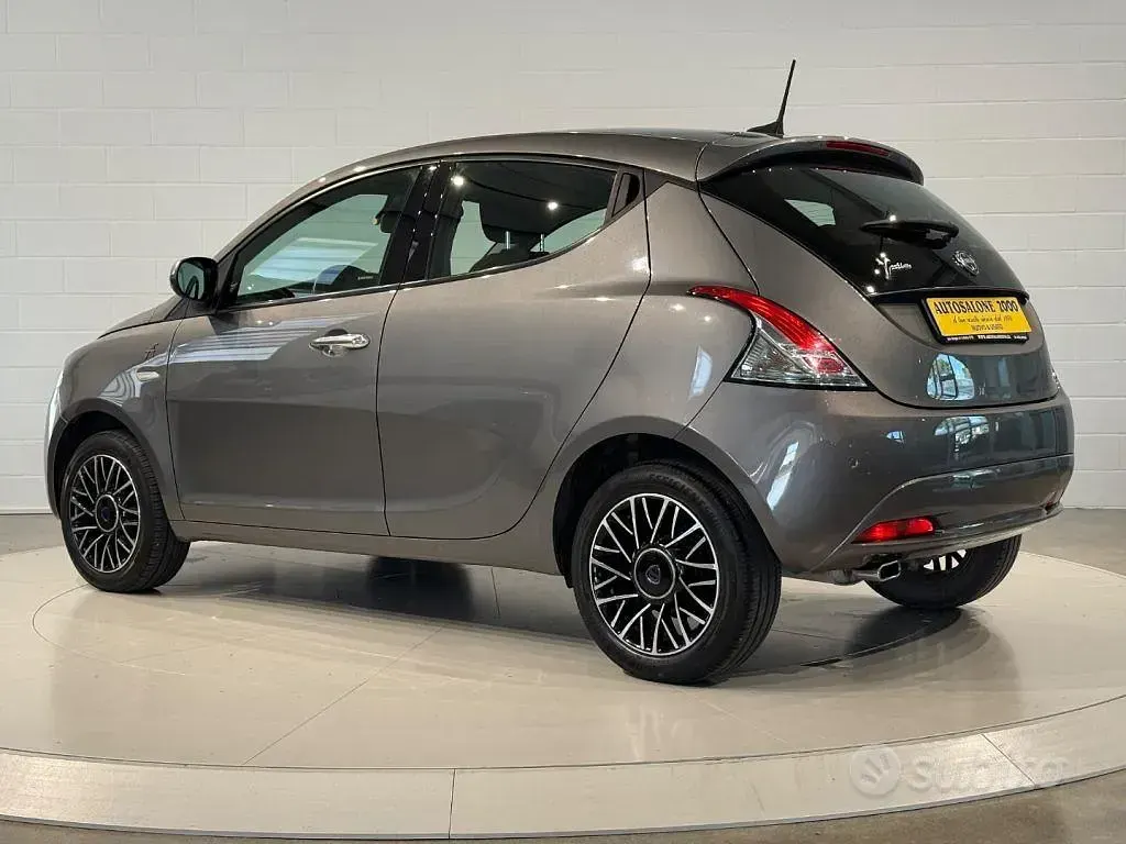 Usata Lancia Ypsilon 69 CV (50 kW) 2022 Grigio Utilitaria