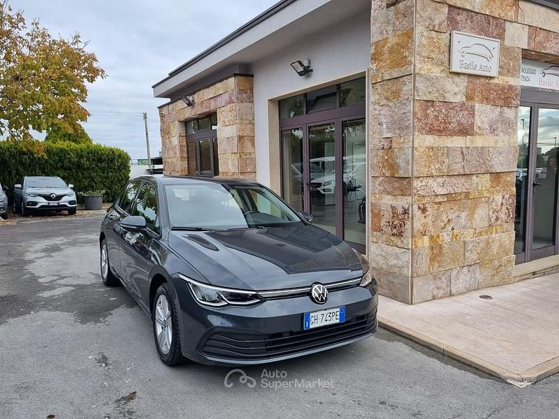Grigio Usata 2022 VW Golf VIII Life Tre volumi | 17.500 € (Buon prezzo) - Immagine 1/4