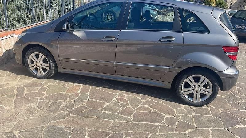 Grigio Usata 2010 Mercedes B200 Premium Monovolume | 5000 € (Buon prezzo) - Immagine 1/1