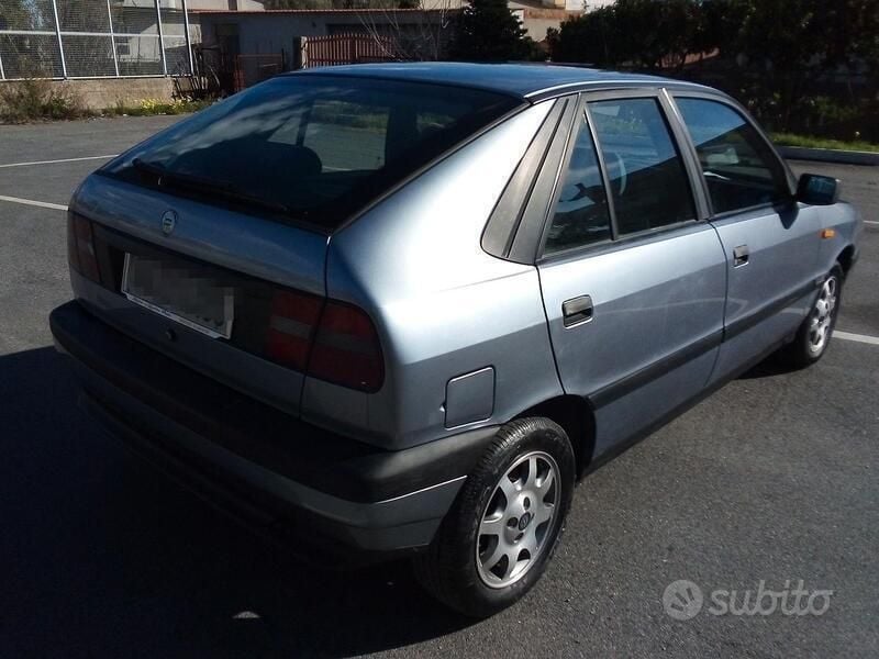 Usata Lancia Delta 74 CV (54 kW) 1993 Grigio Utilitaria